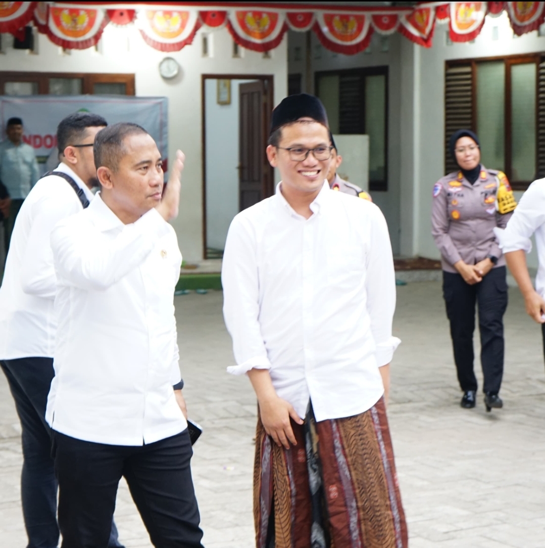 LP3iA UNTUK RADAR KUDUS SILATURAHMI: Gus Umam adik dari KH. Ahmad Bahauddin menyambut Kepala BNPT Eddy Hartono saat bersilaturahmi di Narukan, Rembang, Kamis (20/11).