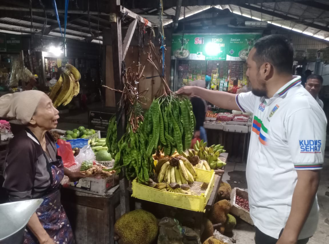 RAMAIKAN: Camat Kaliwungu, Satria Agus Himawan dan seluruh Pemerintah Kecamatan serentak berbelanja di Pasar Mijen, Jumat (21/11). (ANDIKA TRISNA SAPUTRA/RADAR KUDUS)