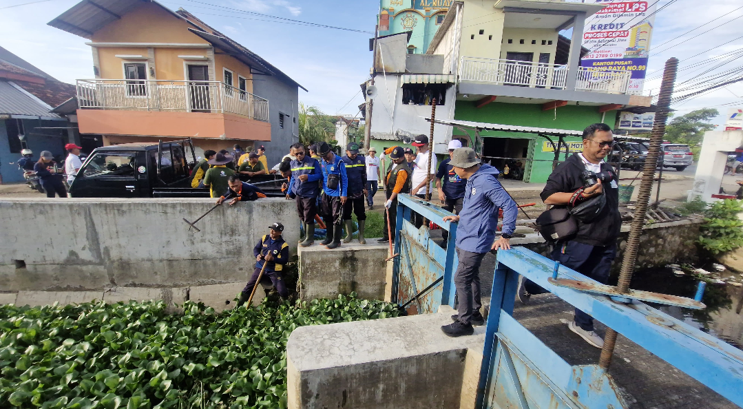 LANCAR: Bupati Kudus memimpin aksi gotong royong bersihkan saluran di Jati Wetan, Jumat (21/11). (ANDIKA TRISNA SAPUTRA/RADAR KUDUS)