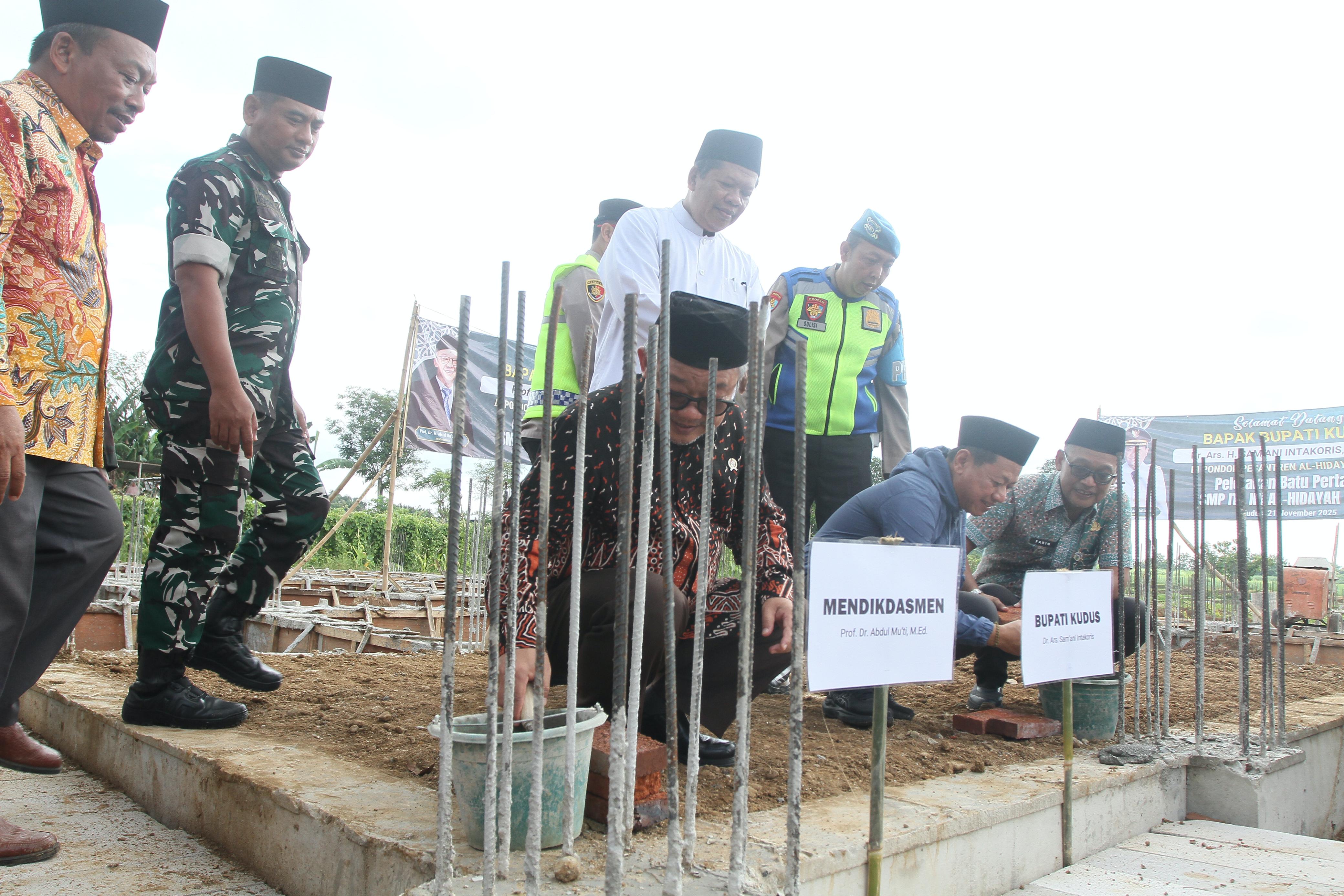 BERKEMBANG: Mendikdasmen Abdul Mu&rsquo;ti (kiri) meletakkan batu bata pertama di SMP ITQ NU Al-Hidayah.