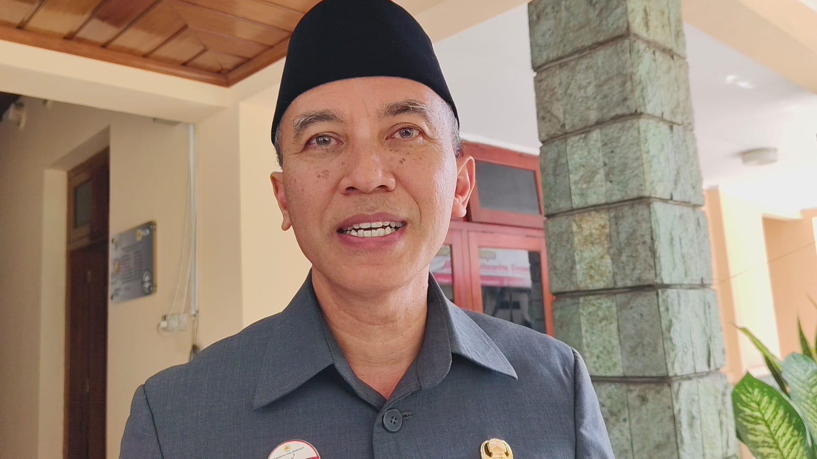 BERIKAN KETERANGAN &ndash; Sekda Grobogan Anang Armunanto memberikan keterangan kepada awak media setelah rapat paripurna penetapan RAPBD Grobogan tahun 2026.