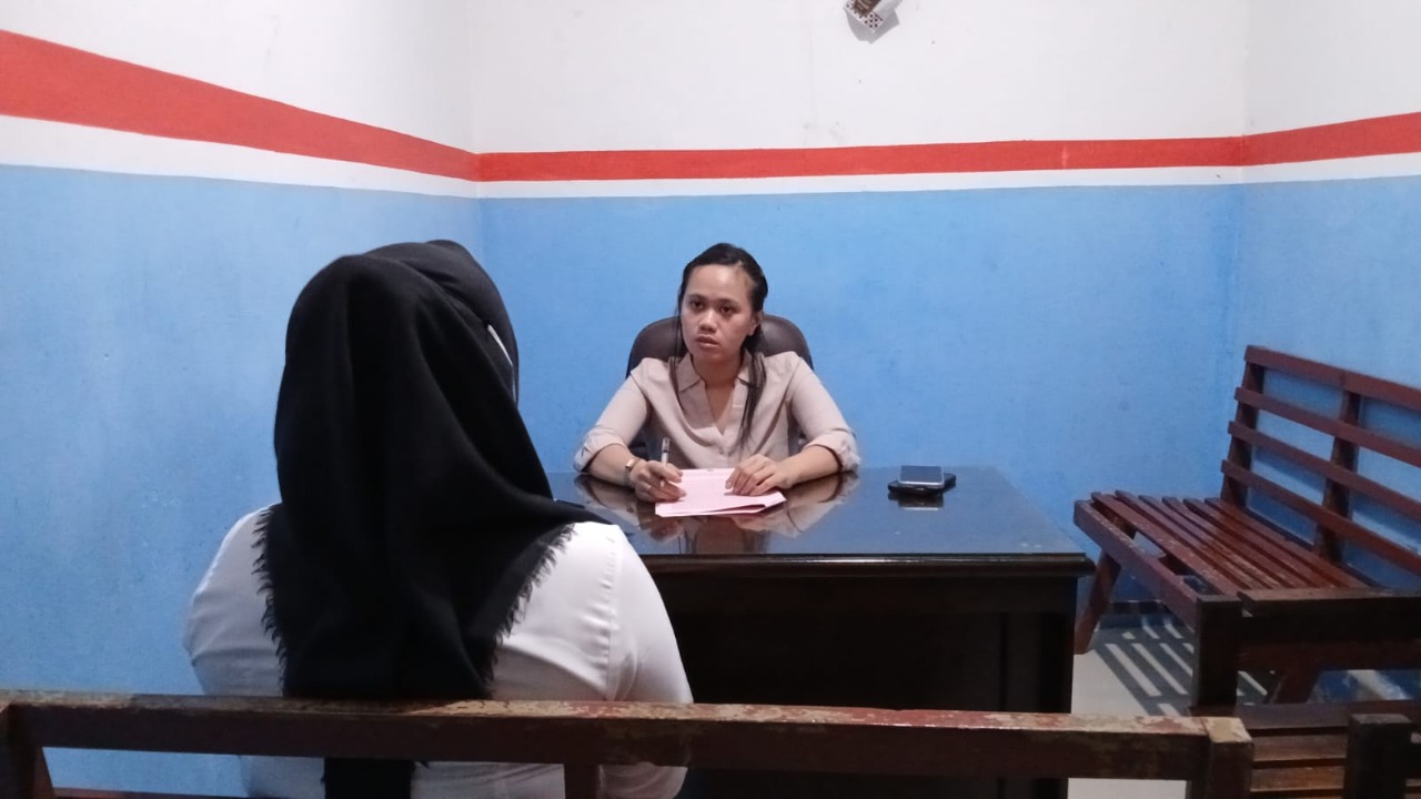 LENGKAP BERKAS &ndash; Tersangka S dimintai keterangan oleh jaksa Kejari Grobogan dalam penyerahan tahap II kasus pembuangan bayi, kemarin