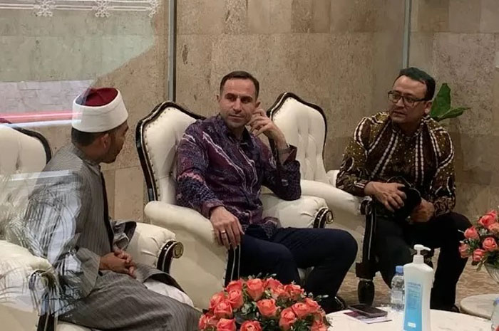 Calon Pelatih Timnas Indonesia Timur Kapadze memakai batik saat Salat Jumat di Masjid Istiqlal