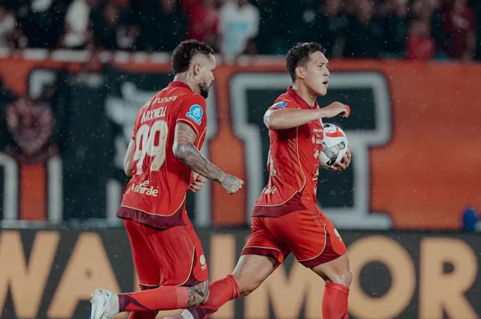 Persija Jakarta berhasil menang 3-1 atas Persik Kediri setelah sempat tertinggal 0-1 di babak pertama.
