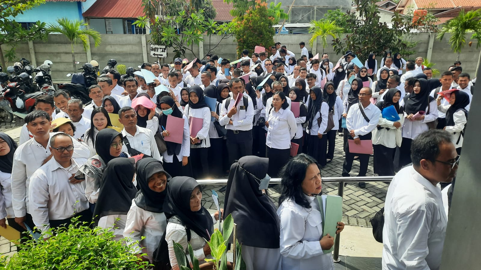 PPPK: PPPK Paruh Waktu saat penandatangan SK di Kantor Kecamatan Purwodadi.
