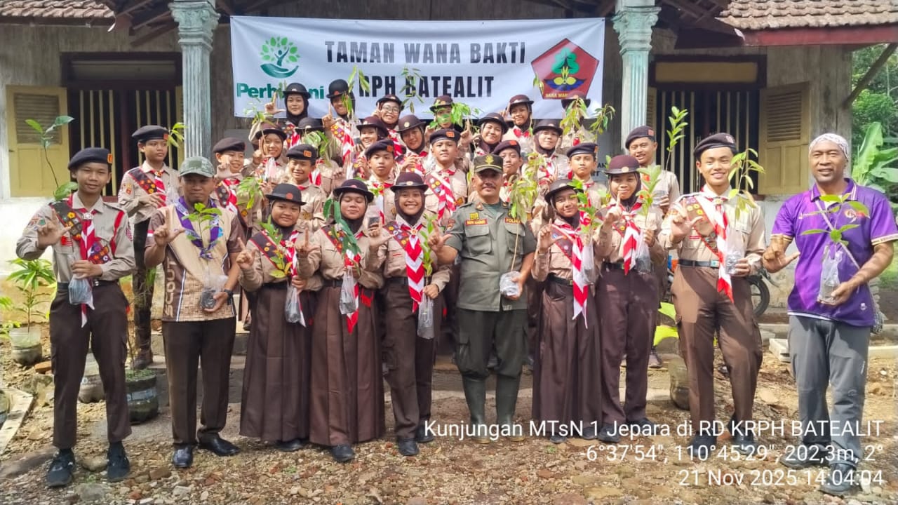 40 anggota Pramuka MTsN 1 Jepara bersama kakak pembina dan Camat Batealit tanam pohon bersama.