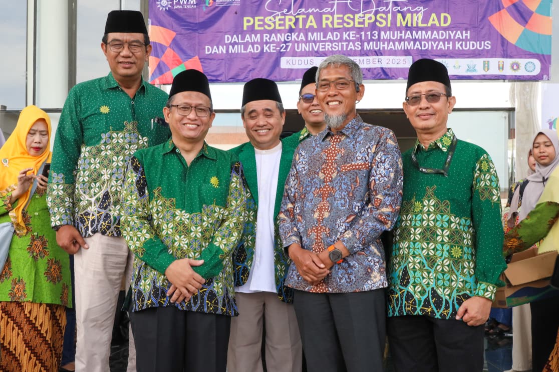 Sekda Jateng bersama jajaran Pimpinan Muhammadiyah Jawa Tengah dan Kudus.  Dia menjelaskan wacana Kembali ke Enam Hari Sekolah untuk SMA/SMK Masih Dikaji