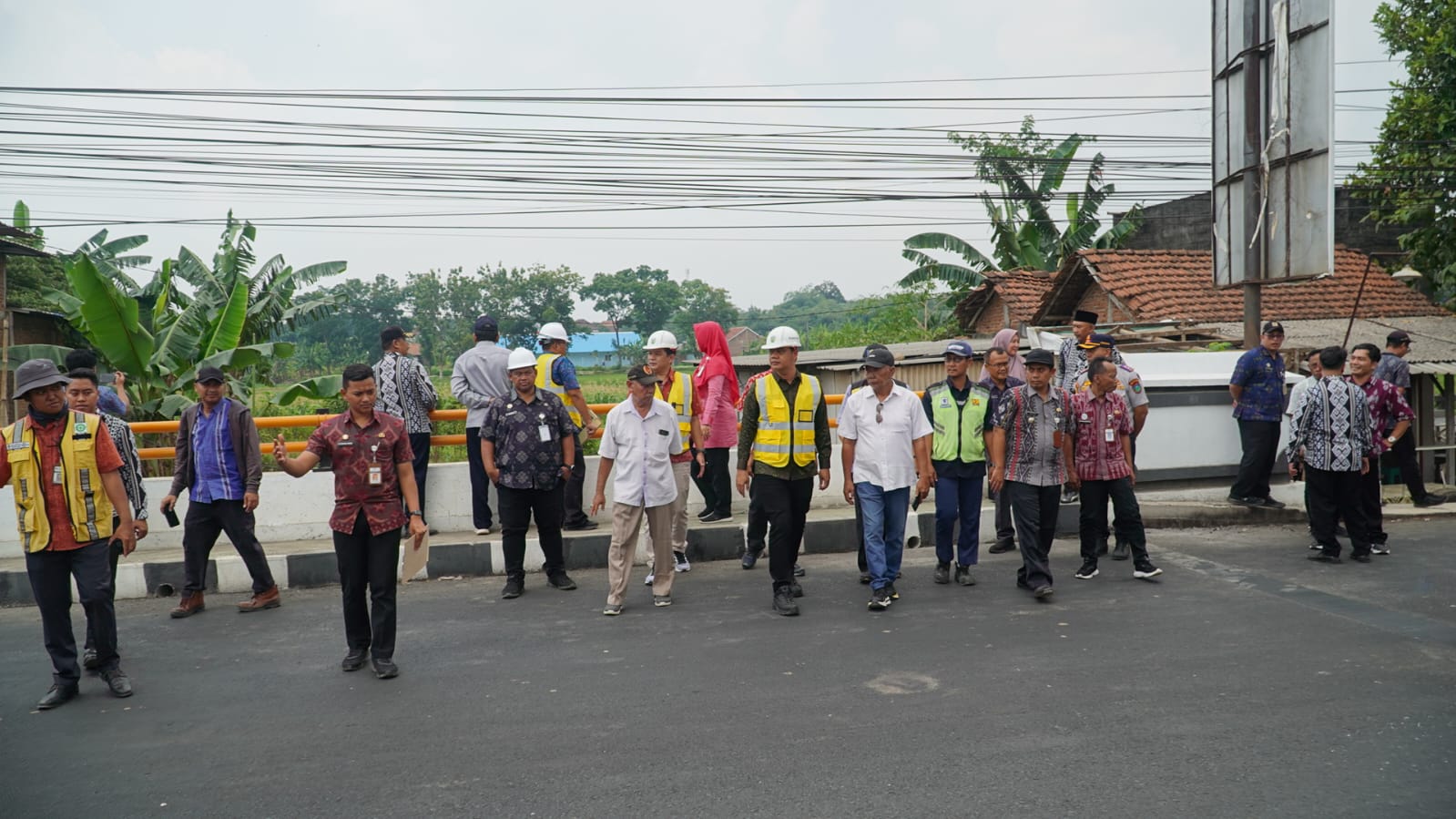 Witiarso Utomo melihat Jembatan Kali Wiso usai dibangun belum lama ini.