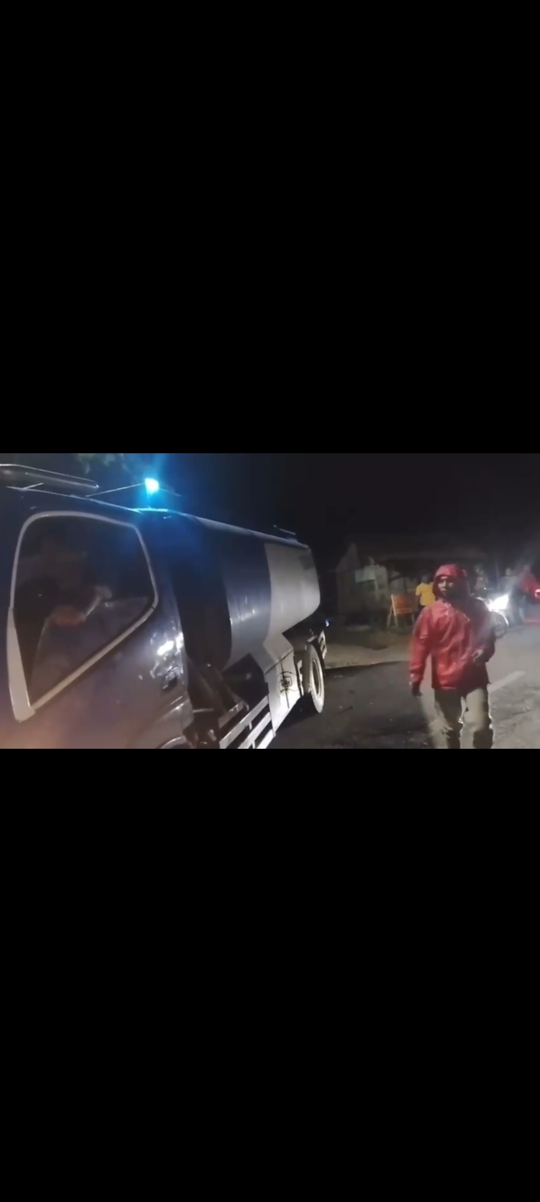 TANGKAPAN LAYAR/RADAR KUDUS BARANG BUKTI: Truk tangki diduga bermuatan minyak mentah hasil pengeboran sumur minyak Ilegal di Hutan Ngiri, Sendangmulyo, Kecamatan Bulu, Jumat malam (21/11), diamankan