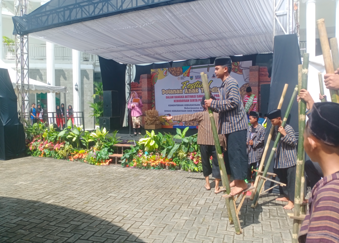 MAINAN TRADISIONAL: Sejumlah anak menampilkan permainan tradisional egrang di Festival Dolanan Anak Tradisional Desa Terban, Sabtu (22/11). (ANDIKA TRISNA SAPUTRA/RADAR KUDUS)
