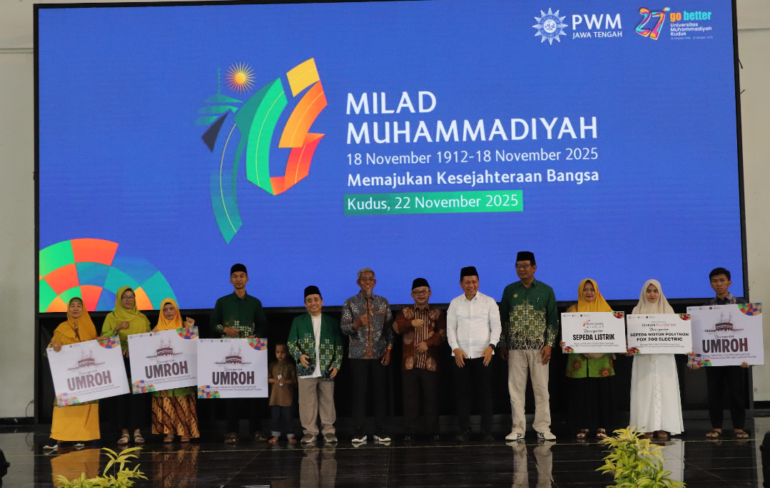 ALHAMDULILLAH: Mendikdasmen Abdul Mu&rsquo;ti, Sekda Jateng Sumarno mewakili Gubernur Jateng, hingga Bupati Kudus serta Rektor UMKU berfoto bersama penerima manfaat, Sabtu (22/11). (UMKU UNTUK RADAR KUDUS).