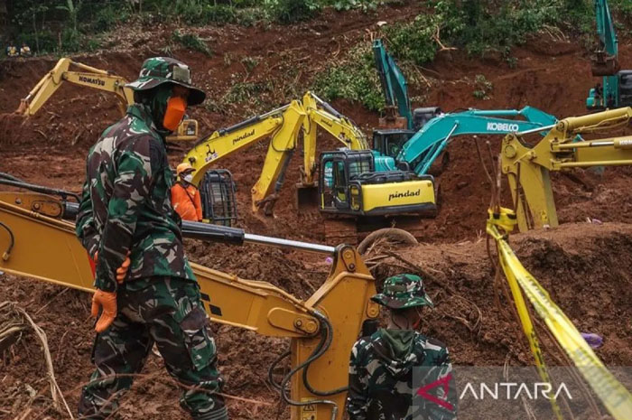 Tim SAR gabungan melakukan proses pencarian korban longsor dengan bantuan eskavator, di Desa Cibeunying, Majenang, Cilacap, Jawa Tengah.