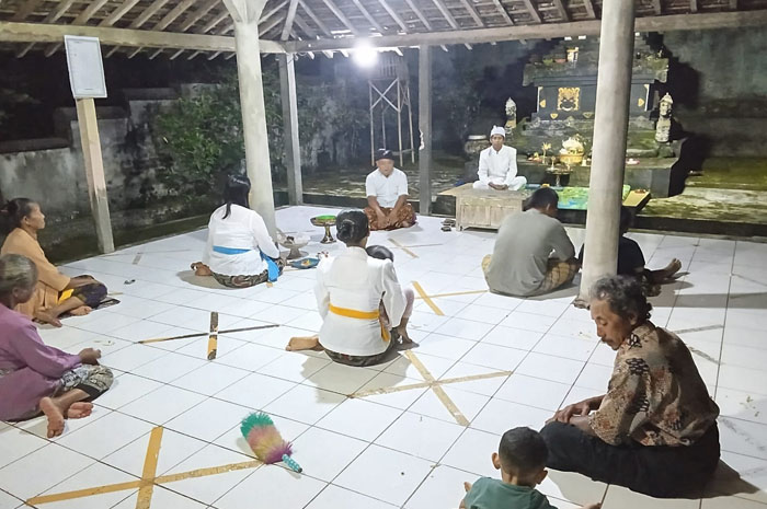 KHIDMAT: Sejumlah umat Hindu di Desa Plajan, Kecamatan Pakis Aji, Jepara, melaksanakan sembahyang tilem kemarin malam.
