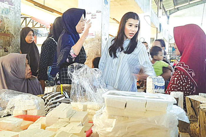 BINCANG-BINCANG: Wakil Bupati Kudus Bellinda Sabrina Putri Birton ngobrol bersama pedagang Pasar Bitingan saat sidak pasar baru-baru ini.