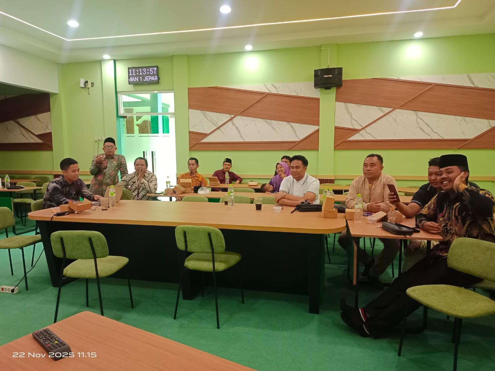 SEMANGAT: Tim formatur IKA MAN 1 Jepara berdiskusi menyusun Kepengurusan, ADR/ART, dan logoo IKA MAN 1 Jepara di ruang diskusi IKA MAN 1 Jepara.