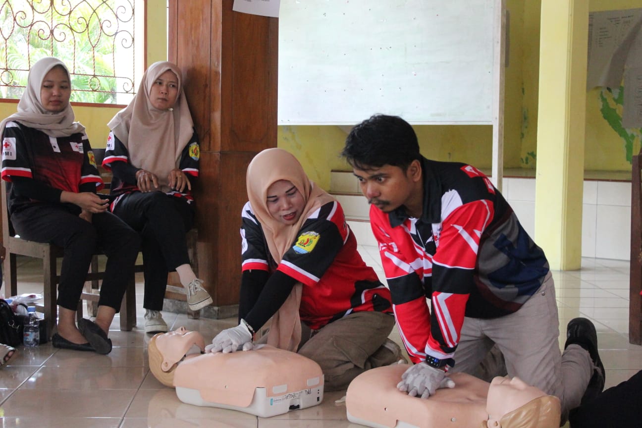 DILATIH: PMI Grobogan saat memberikan pelatihan Mantab ke warga Desa Godong.
