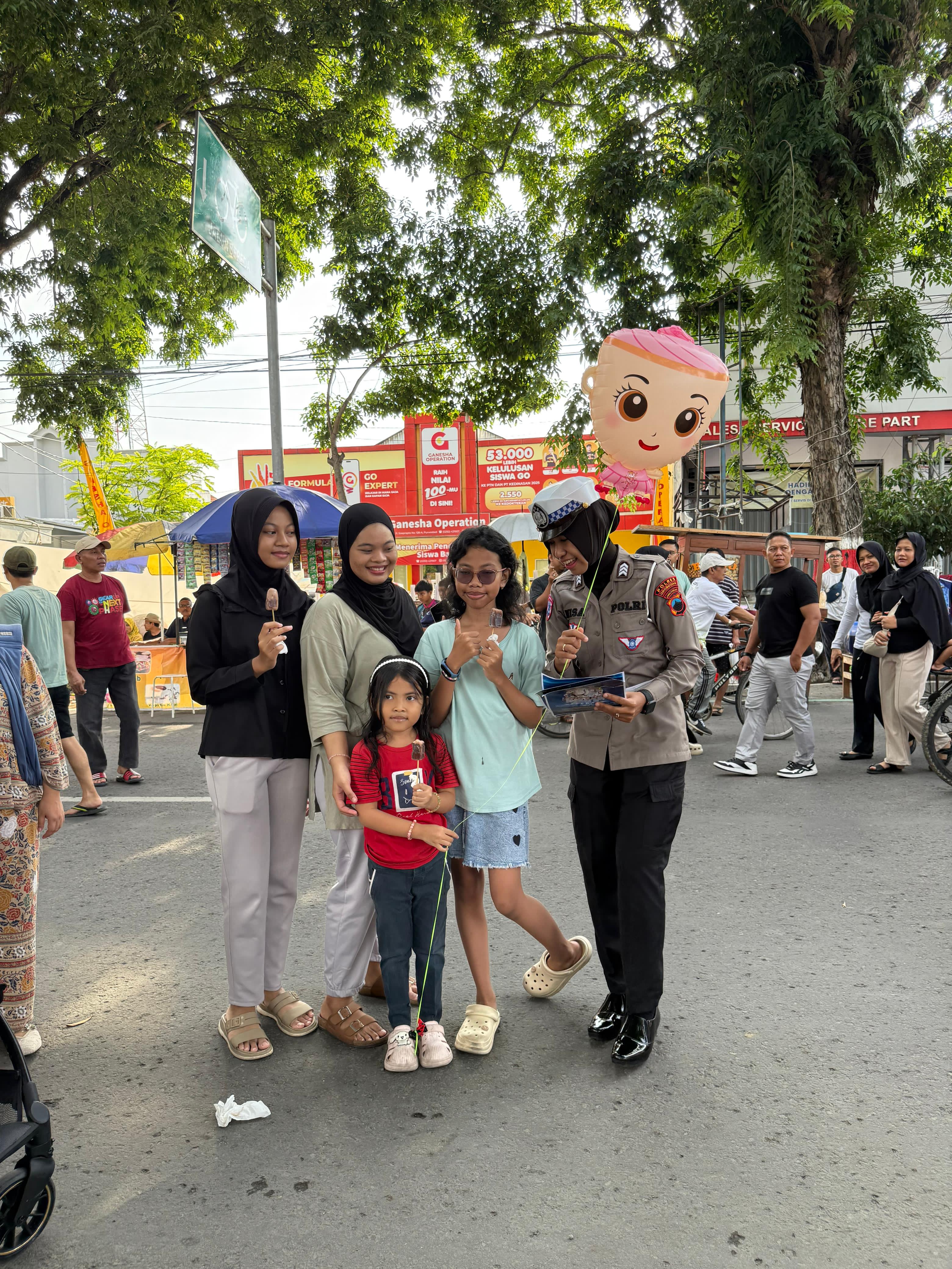 SOSIALISASI: Satlantas Polres Grobogan saat melakukan sosialisasi di CFD Purwodadi.