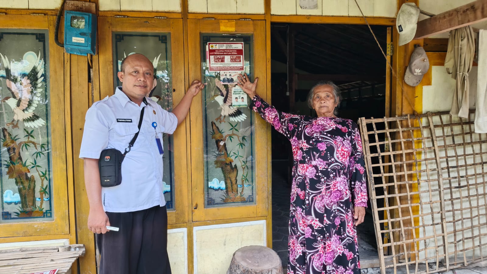 TEMPEL: Petugas PKH Dinsos Grobogan mulai melakukan penempelan stiker ke sejumlah KPM.
