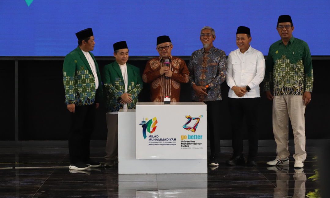 BUKA: Mendikdasmen Abdul Mu&rsquo;ti, Sekda Jateng yang mewakili Gubernur Jateng, dan Bupati Kudus Sam&rsquo;ani serta jajaran Civitas akademika UMKU membuka kegiatan, Sabtu (22/11). (UMKU UNTUK RADAR KUDUS)
