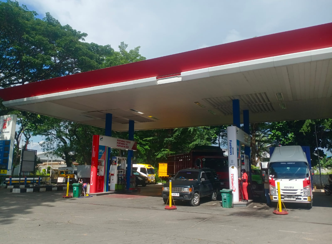 ANTREAN: Sejumlah Truk mengantre untuk mengisi BBM di salah satu SPBU di Kecamatan Bae Kudus, belum lama ini. (ANDIKA TRISNA SAPUTRA/RADAR KUDUS)