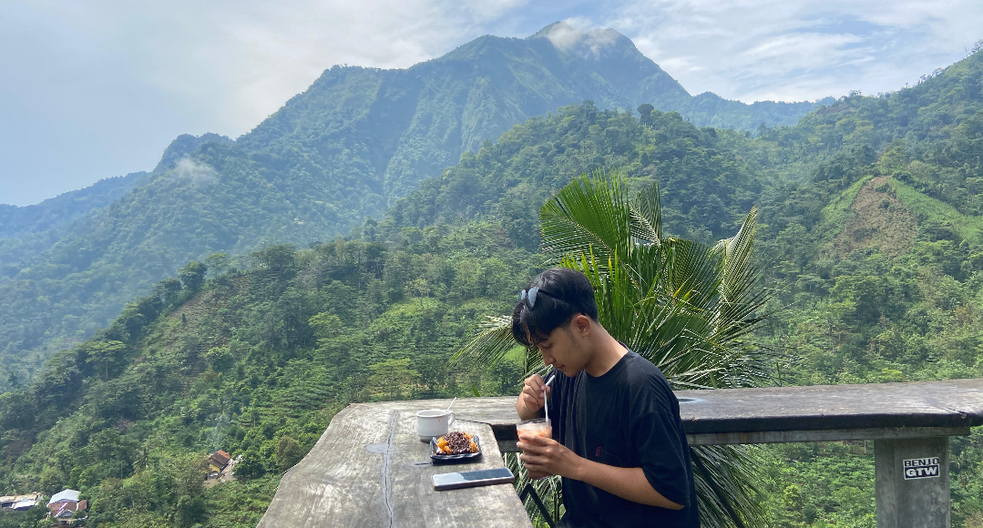 SANTAI: Pengunjung menikmati pemandangan dan sejuknya alam Muria sembari menyantap menu pesanan, kemarin. (ANDIKA TRISNA SAPUTRA/RADAR KUDUS)