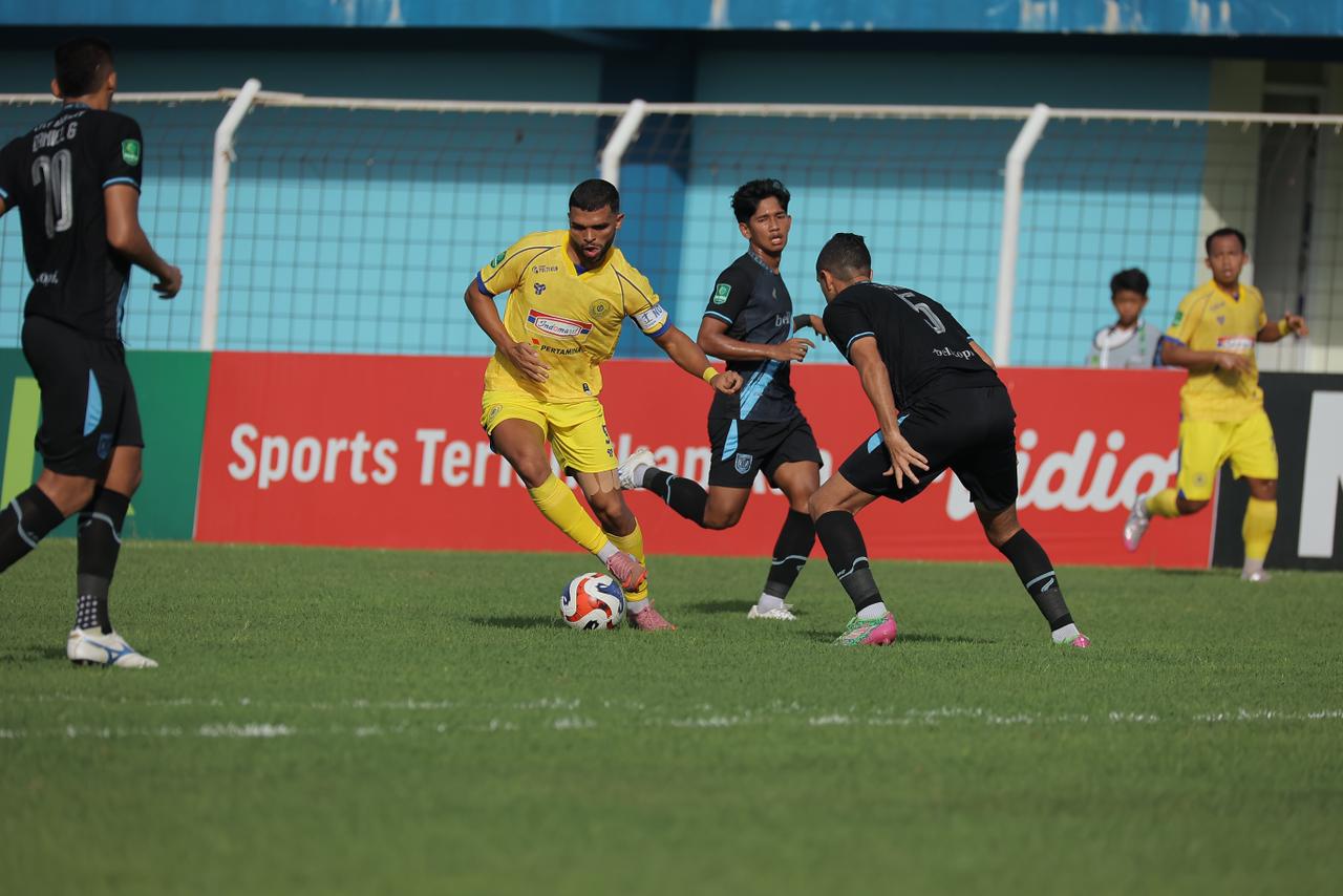 SAMA KUAT: Striker Persiku Igor Costa (kiri) berusaha melewati bek Persela Otavia Dutra (kanan)