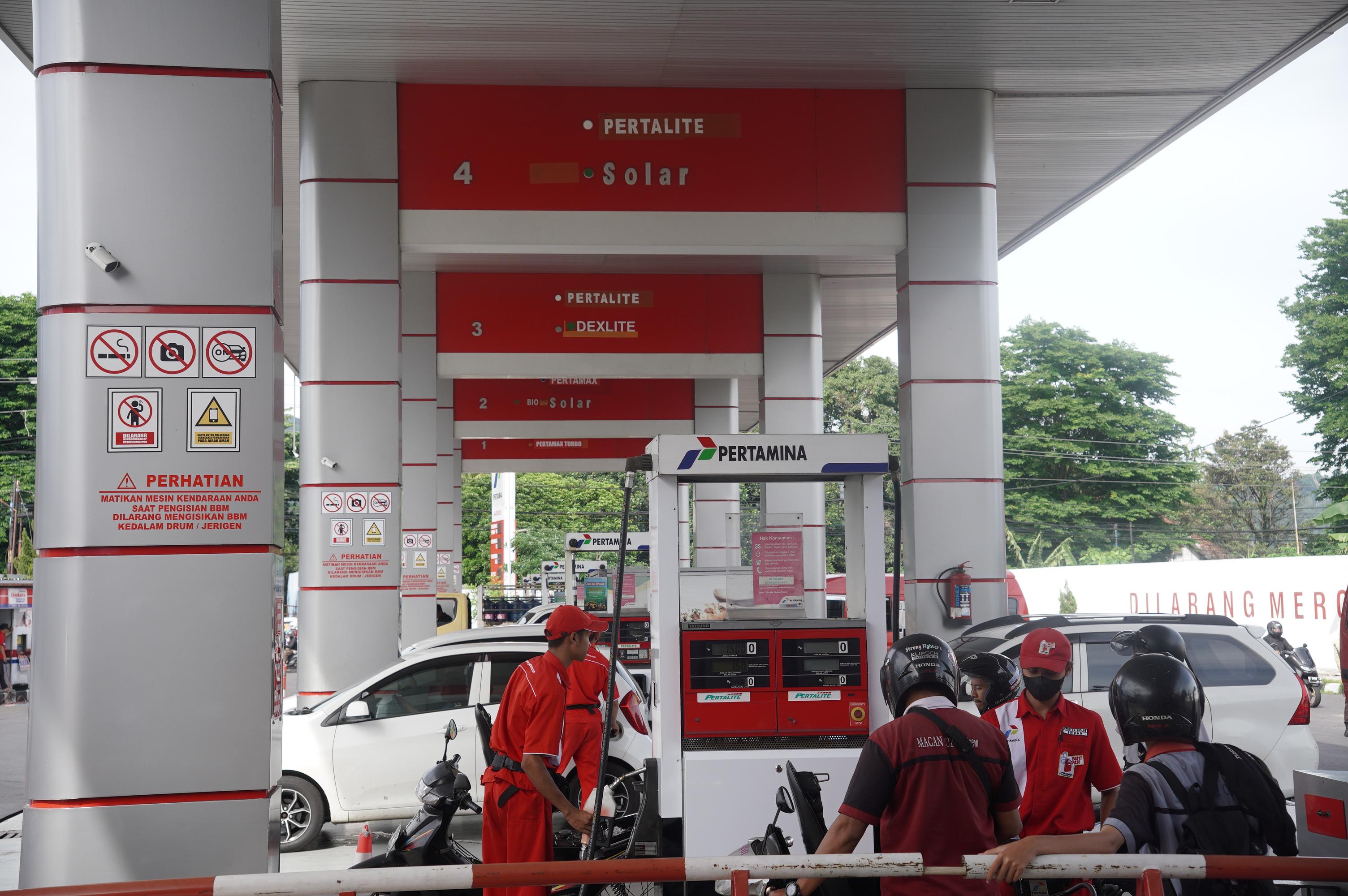 ISI BBM: Konsumen mengisi BBM jenis Pertalite di salah satu SPBU di Kudus baru-baru ini.