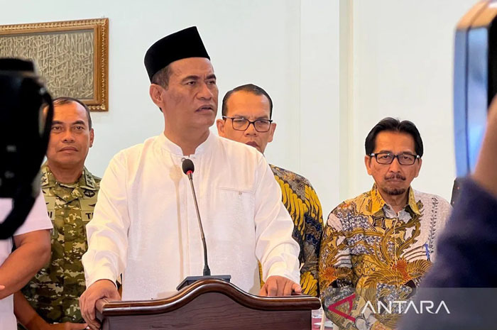 Menteri Pertanian (Mentan) Andi Amran Sulaiman memberi keterangan kepada awak media di Jakarta, Minggu (23/11/2025) malam.