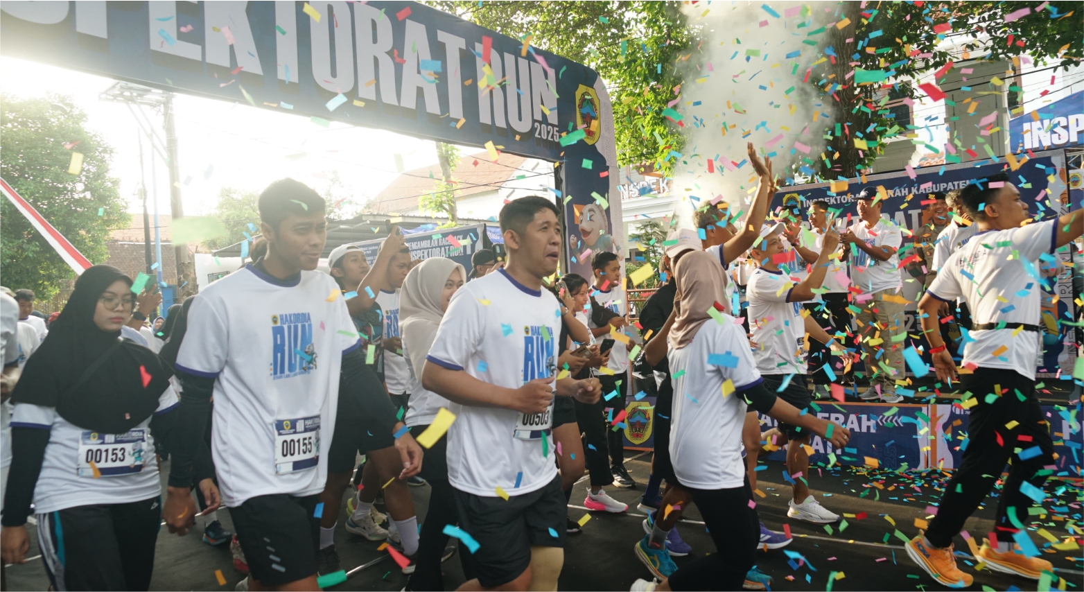 Peserta Inspektorat Run 2025 melalui prosesi flag off yang digelar meriah di halaman Kantor Inspektorat Kabupaten Pati.