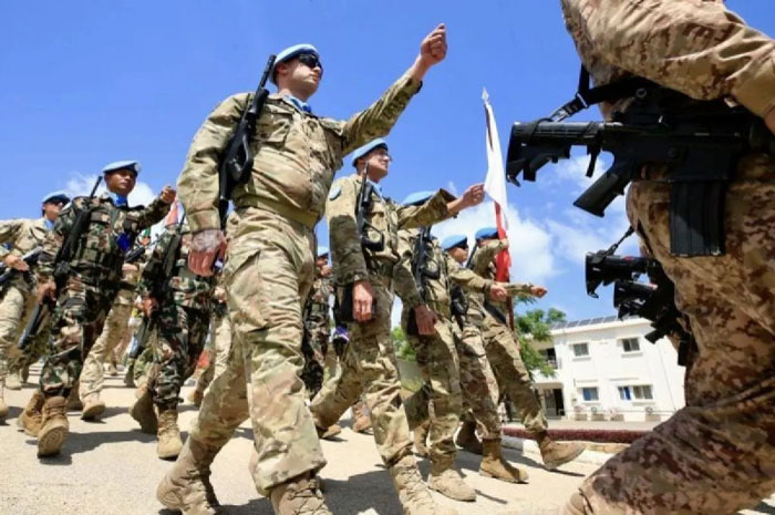 Prajurit dari Pasukan Sementara Perserikatan Bangsa-Bangsa di Lebanon (UNIFIL) menghadiri upacara peringatan Hari Internasional Pasukan Penjaga Perdamaian PBB di Naqoura, Lebanon, 29 Mei 2025.