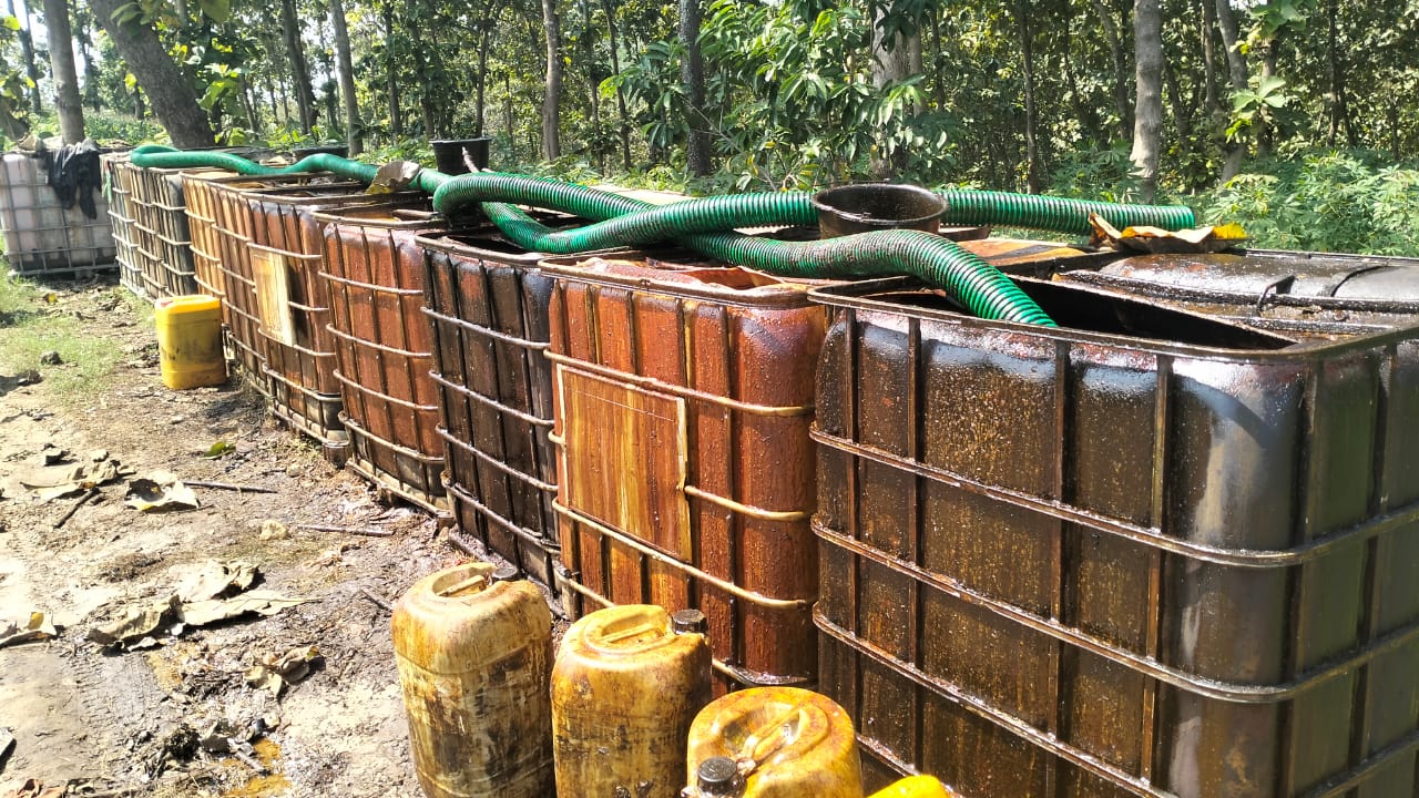 ISTIMEWA UNTUK RADAR KUDUS POTENSI BESAR: Sejumlah tangki plastik diduga berisi minyak mentah hasil pengeboran tak berizin di Hutan Ngiri baru-baru ini.
