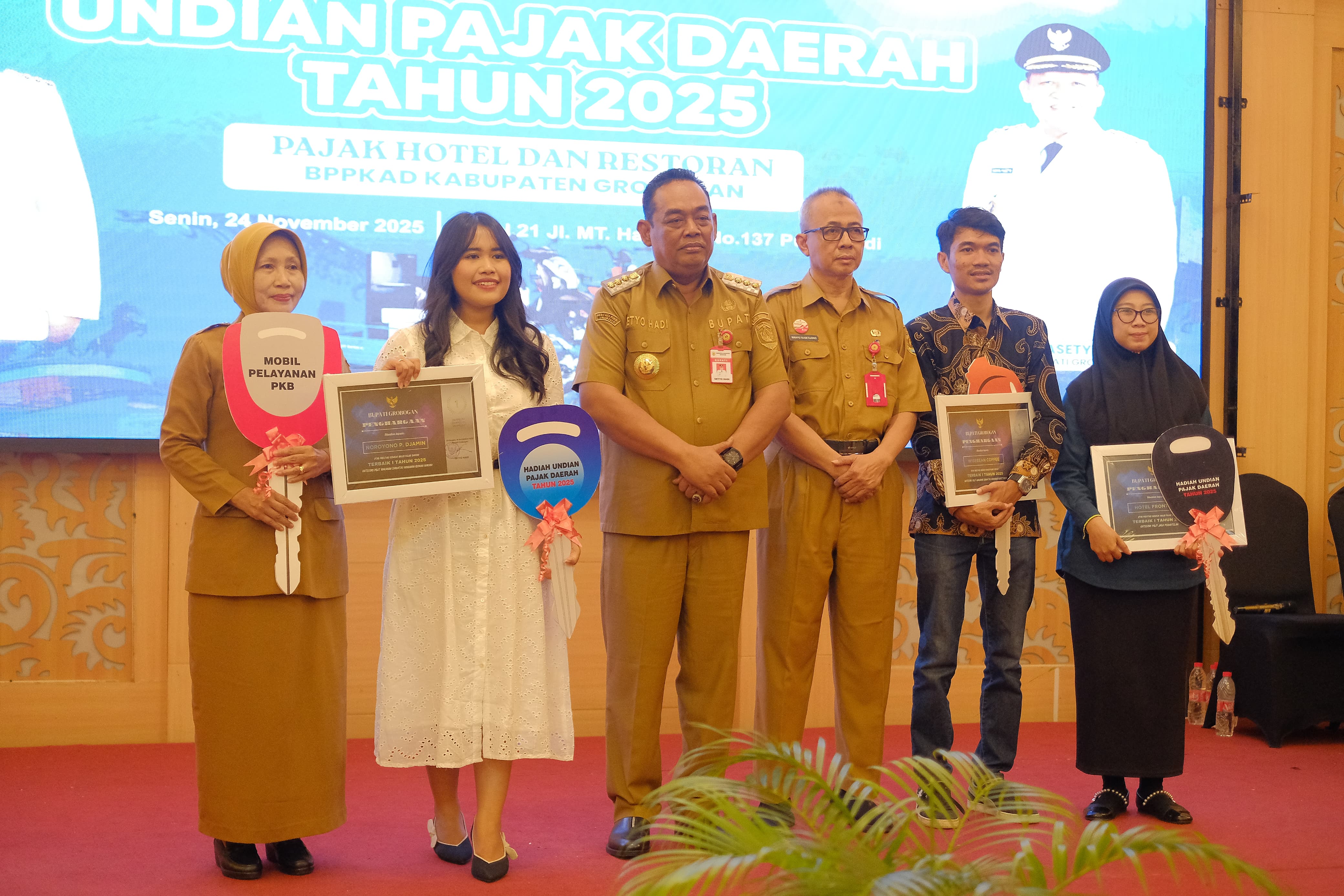 UNDIAN: Bupati Grobogan Setyo Hadi saat menyerahkan hadiah ke WP yang taat membayar pajak.