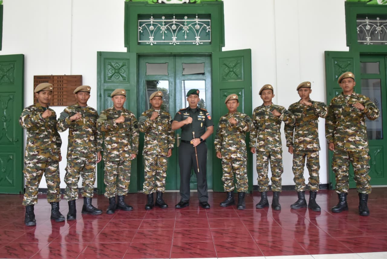SIAP BERTUGAS: Delapan prajurit Komcad saat mendapat wejangan Dandim 0717/Letkol Kav Barid Budi Susila.