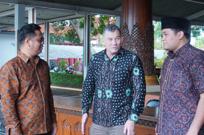 AKRAB: Konsul Jenderal Australia di Surabaya Glen Askew disambut Bupati dan Wabup Jepara saat berkunjung pada Jumat (21/11) lalu.