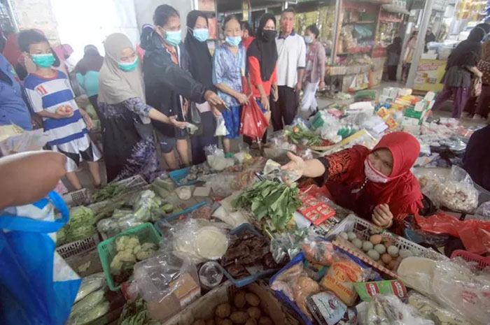 Pedagang di Pasar Bitingan Kudus sedang melayani pembeli. 