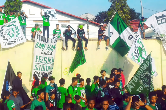 ANTUSIAS: Suporter Persikaba saat unjuk gigik mendukung tim kebanggaan masyarakat Blora.