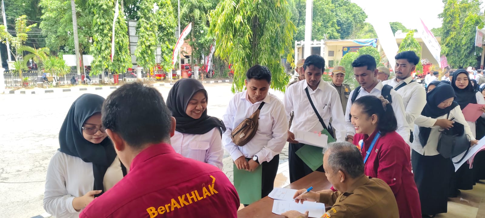 ANTRI &ndash; Ratusan PPPK Paruhwaktu antri melakukan tanda tangan kontrak kerja di Halaman Setda Grobogan, Senin (24/11).