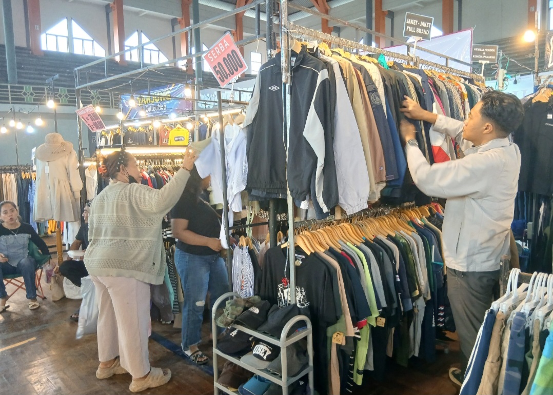 ANTUSIAS: Warga Blora saat memilih pakaian yang hendak beli di lapak Thrifting di GOR Mustika.