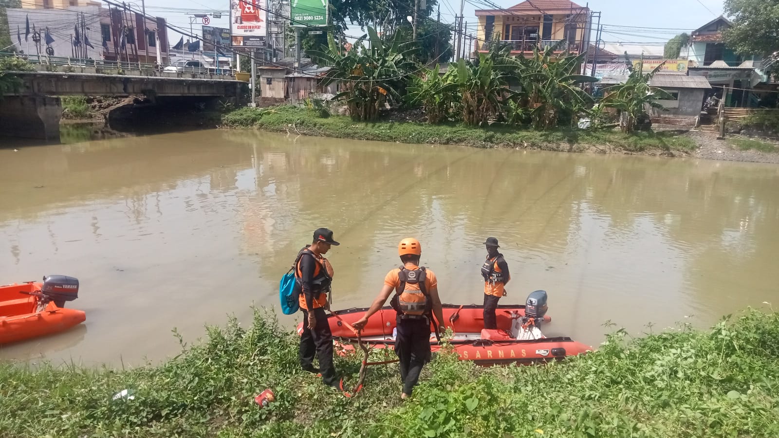 PENCARIAN: Relawan melakukan proses evakuasi korban tenggelam di sungai.