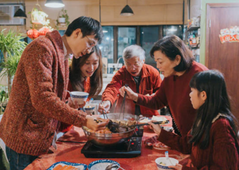 Ilustrasi keluarga berkumpul memakan chinese food