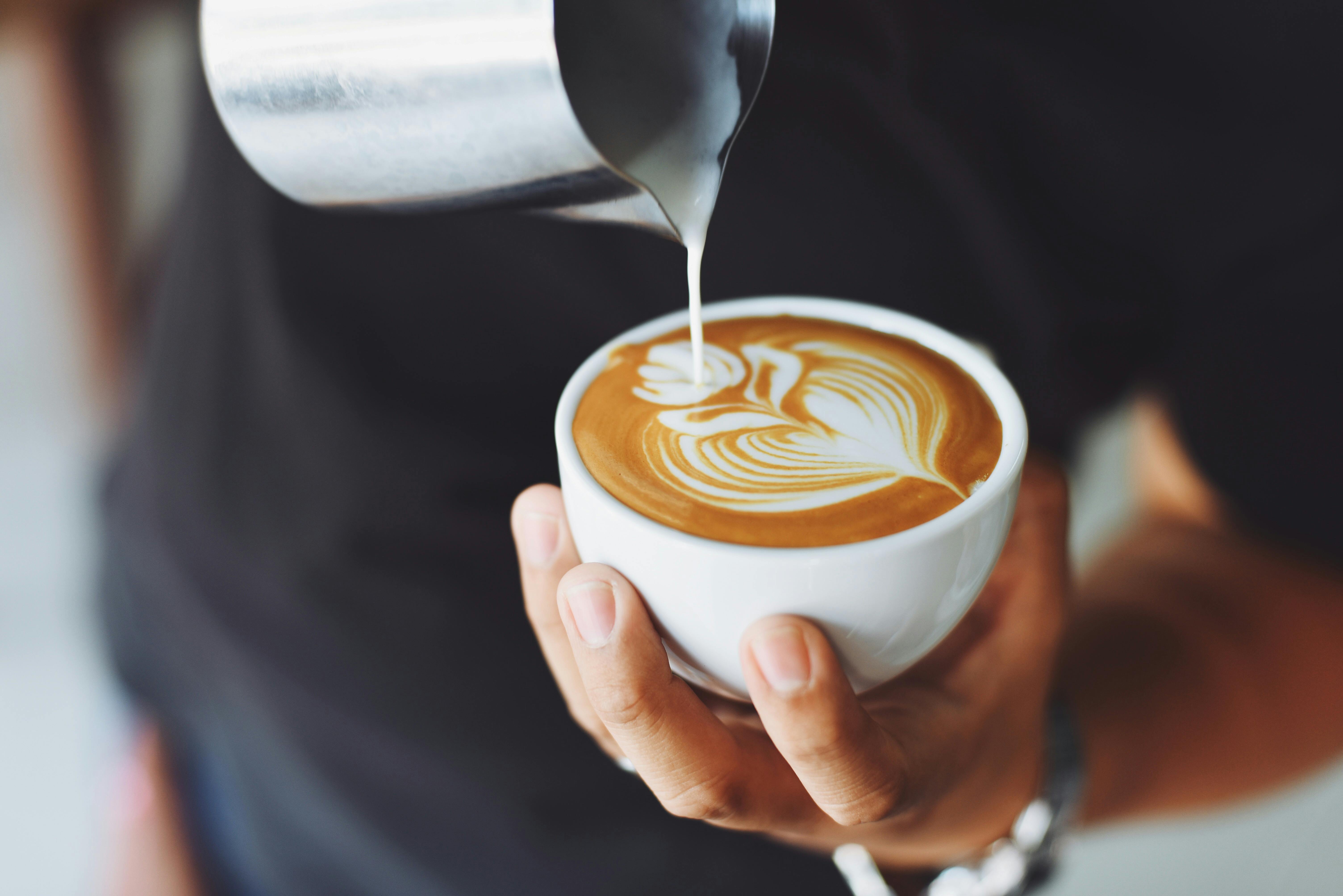 Ilustrasi Barista Menuangkan latte dengan bentuk bunga