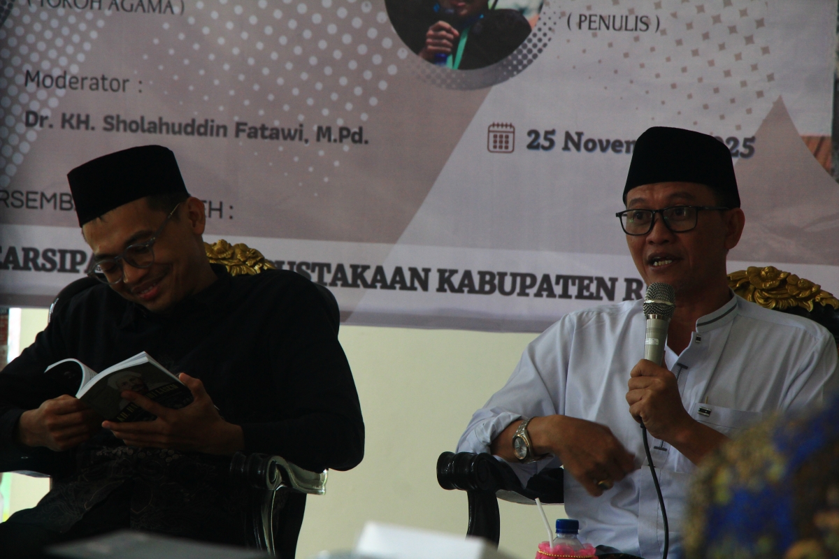 WISNU AJI/RADAR KUDUS DISKUKSI: Pelaksanaan bedah buku KH Baidlowi Lasem oleh narasumber didampingi moderator di aula Perpusda Rembang kemarin.