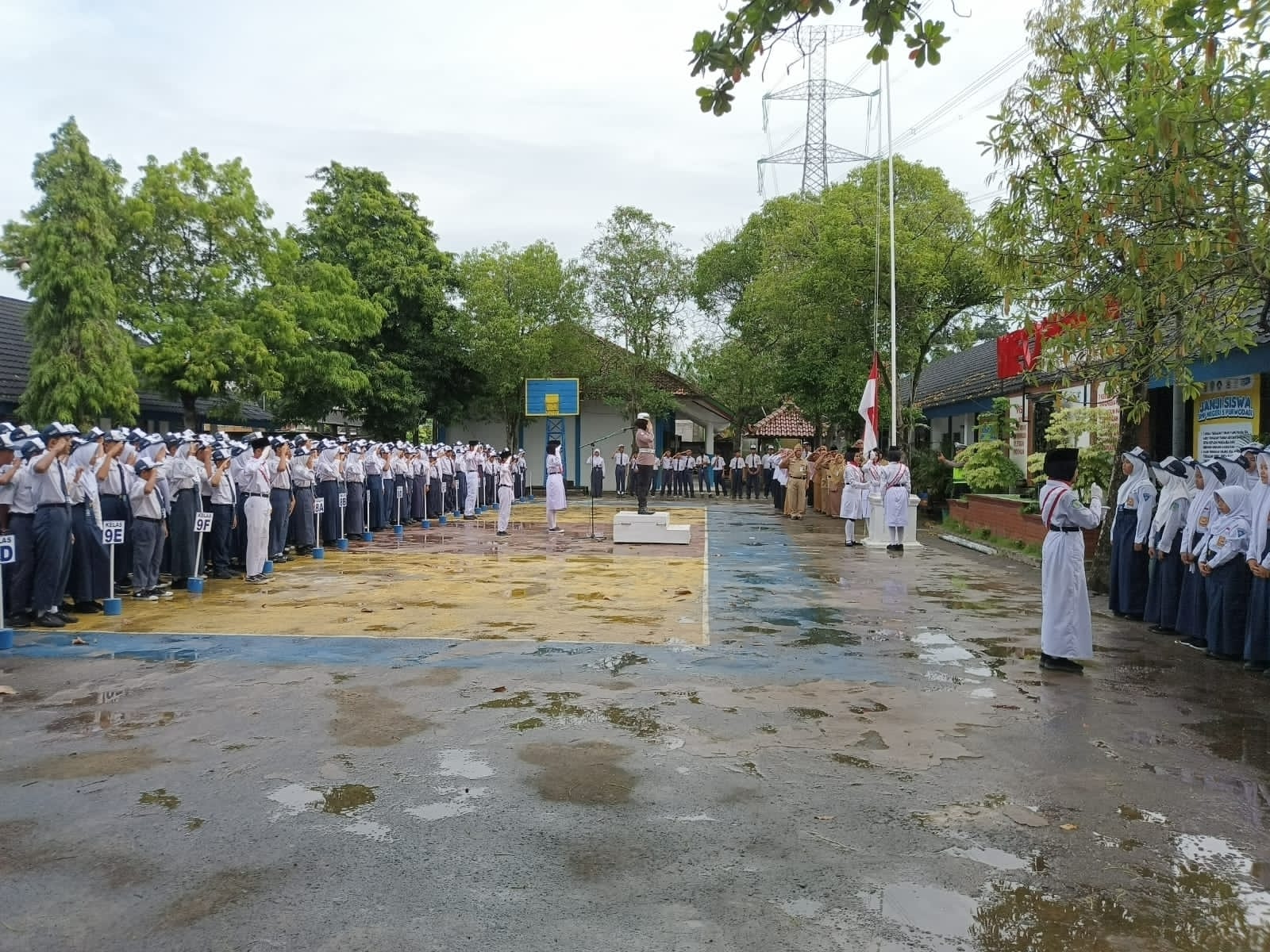 SOSIALISASI: Satlantas Polres Grobogan saat melakukan sosialisasi ke SMPN 5 Purwodadi.
