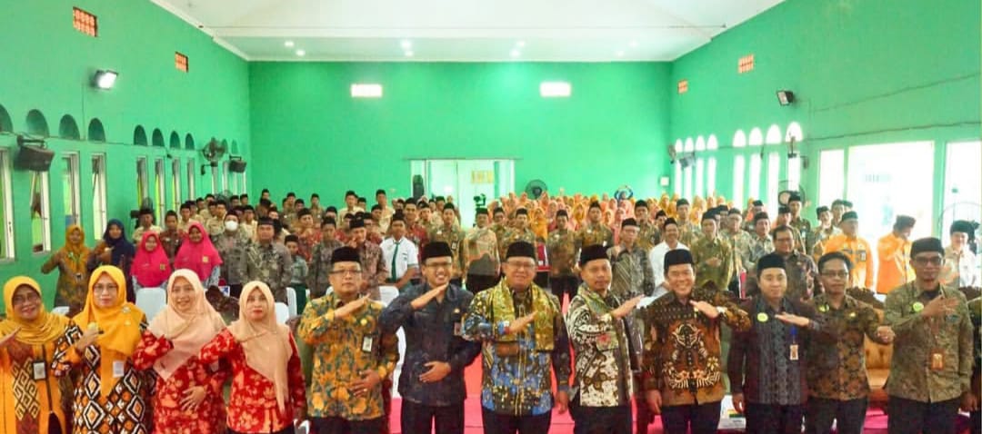 SINERGIS: Para kepala madrasah serta Kepala Kanwil Kemenag Jateng dan Kepala Kankemenag Jepara berfoto bersama.