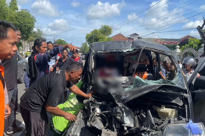 Kecelakaan antara Grandmax dan truk di Selogiri Selasa (25/11/2025) pagi.