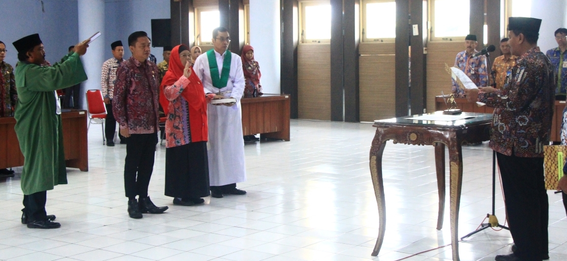 WISNU AJI/RADAR KUDUS SUMPAH JABATAN: Bupati Rembang Harno mengambil sumpah jabatan 22 orang ASN di lingkungan Pemkab Rembang di aula Setda Rembang kemarin.