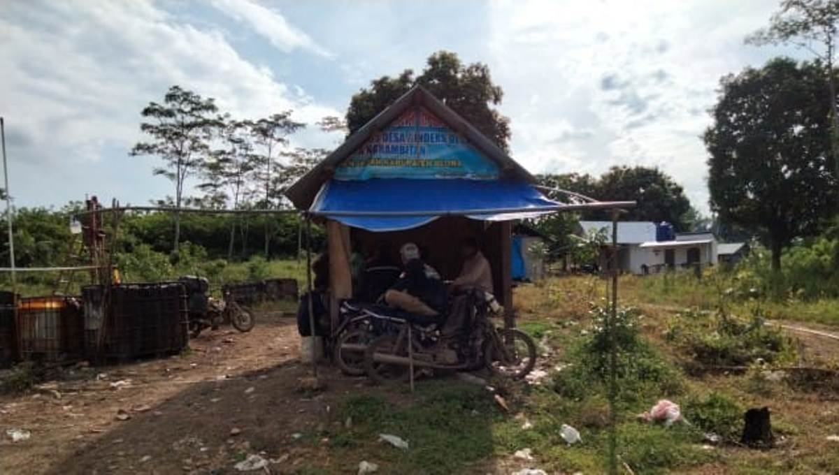 ISTIMEWA UNTUK RADAR KUDUS TAK TERDAMPAK: Sejumlah pekerja melakukan pengeboran minyak mentah di kawasan petak 111 KPH Perhutani Mantingan, Senin siang (24/11).
