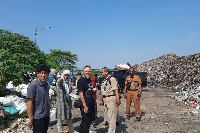 PENJAJAKAN: Calon investor Jepang saat meninjau lokasi TPA Ngembak Kecamatan Purwodadi.