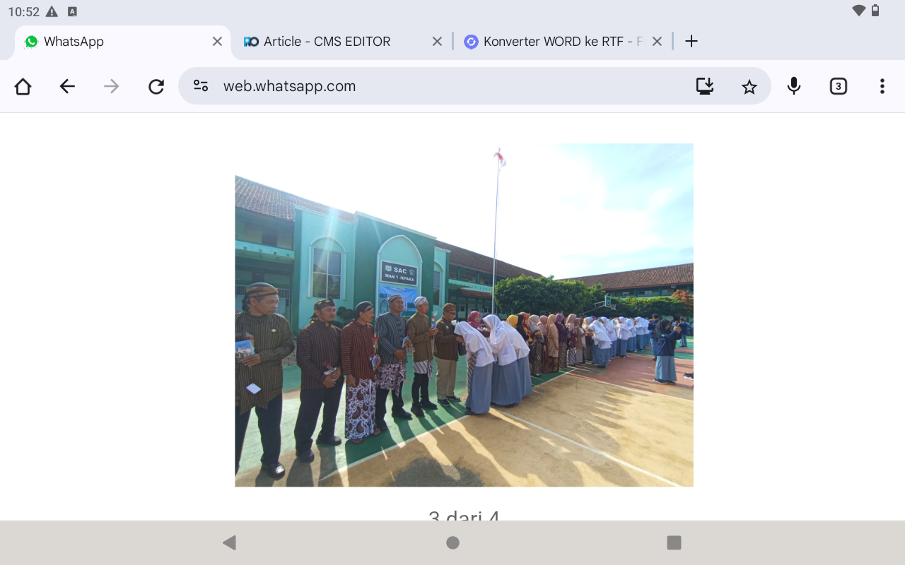 HARU: Siswa-siswi MAN 1 Jepara bersalaman dengan para dewan guru dan memberikan sepucuk mawar merah di momen Hari Guru.