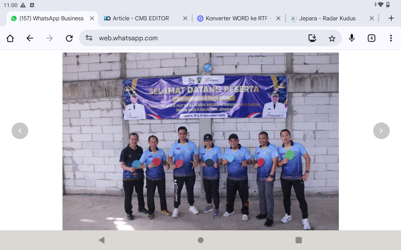 SEMANGAT: Bupati Jepara Witiarso Utomo (tiga dari kiri) eksebisi bersama Ketua DPRD Jepara (empat dari kiri) dalam rangka HUT KORPRI.